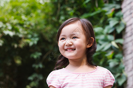 幼儿户外幼儿园里可爱的小女孩背景