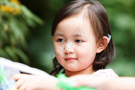 幼儿户外幼儿园里可爱的小女孩背景