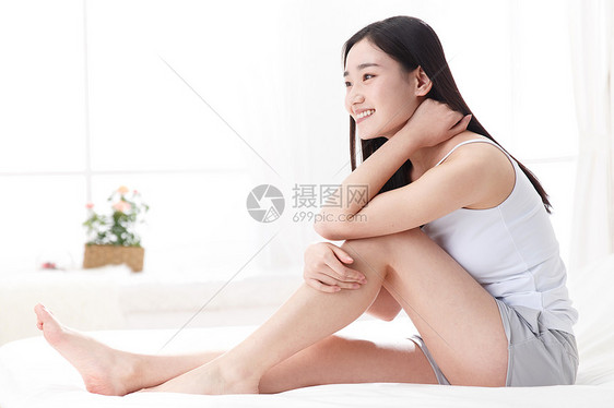 青年女人在卧室的床上图片