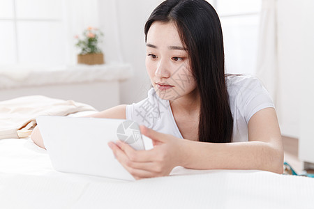 网上青年女人在家网购背景