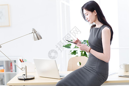 商务女人使用平板电脑图片