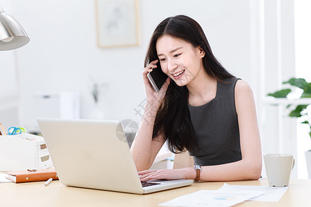 商务青年女人打电话高清图片