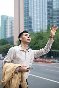 交警在指挥交通商务男士在商业区拦出租车背景