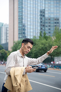 商务男士在商业区拦出租车图片