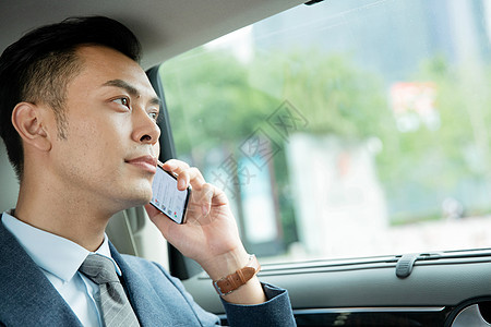 商务男士坐在汽车里打电话图片