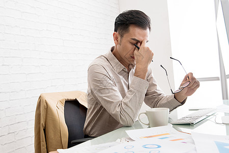 对焦生活办公室内疲惫的商务男子背景