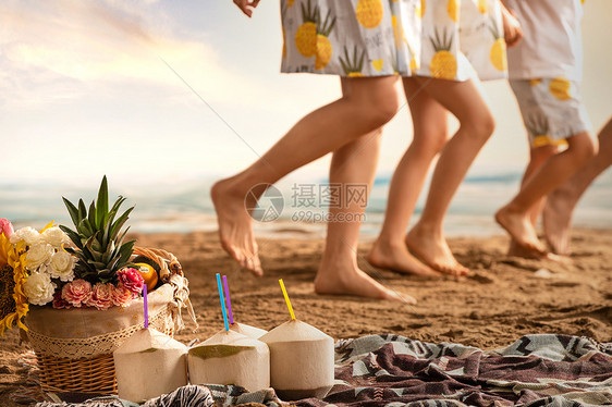 幸福家庭在沙滩上散步图片