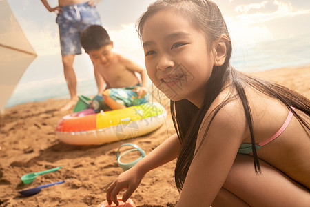 可爱的东方儿童在沙滩上玩耍图片
