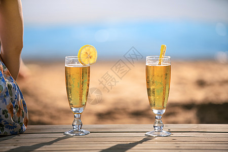 夏日里海滩旁的冷饮高清图片