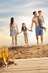 木板上的孩子幸福的一家四口在沙滩上散步背景