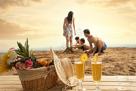 幸福的四口之家在沙滩上享受休闲时光图片