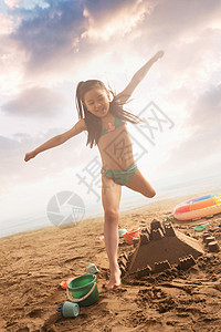 快乐的东方儿童在沙滩上玩耍高清图片