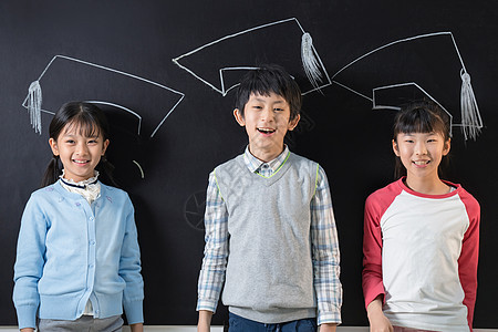 站在黑板前的快乐小学生图片