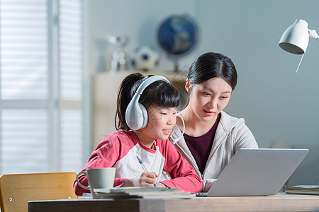 小孩迎新年搞笑视频年轻妈妈辅导女儿上网课背景