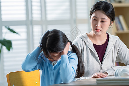 年轻妈妈和做作业的女儿生气图片