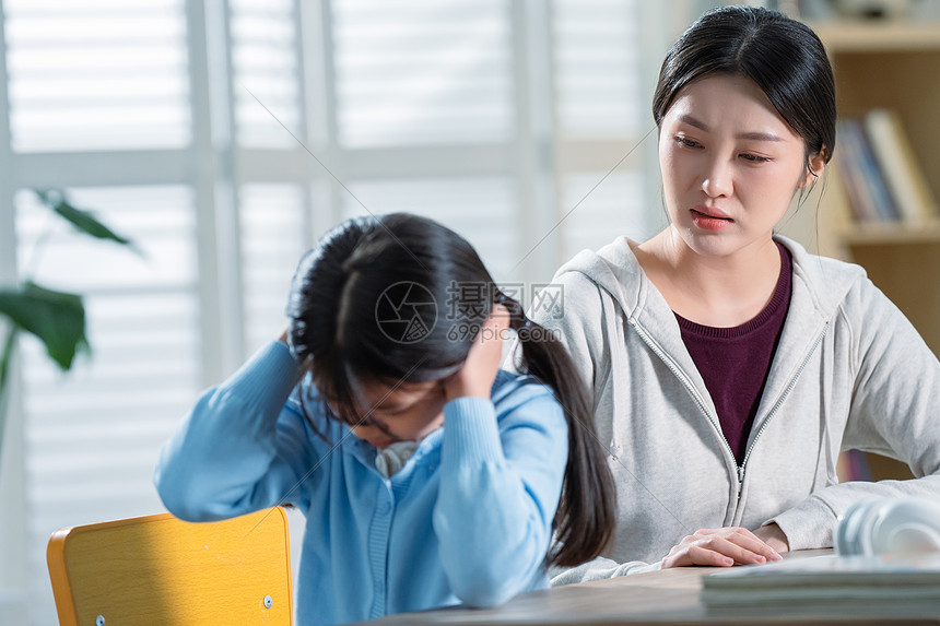 年轻妈妈和做作业的女儿生气图片