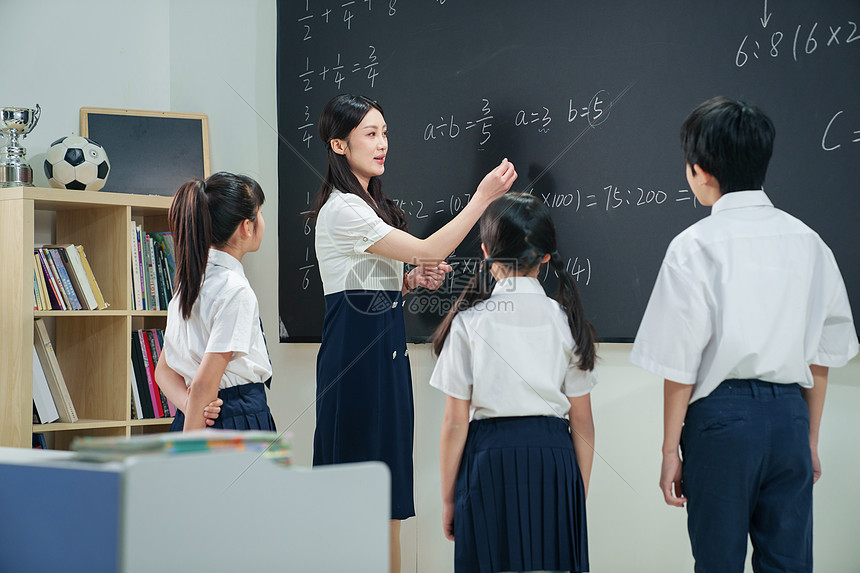 老师给小学生辅导学习图片