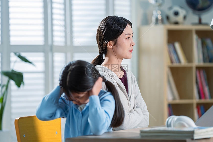 年轻妈妈和做作业的女儿生气图片