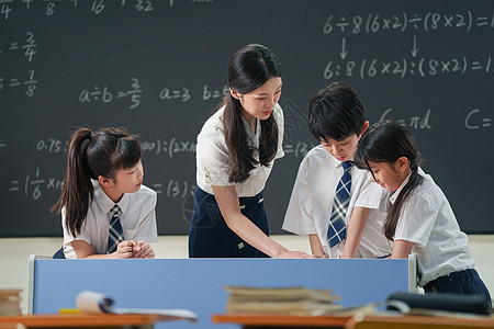 老师给小学生辅导学习高清图片