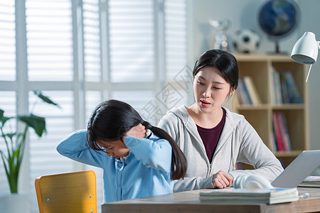 年轻妈妈和做作业的女儿生气图片