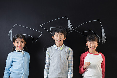 站在黑板前的快乐小学生图片