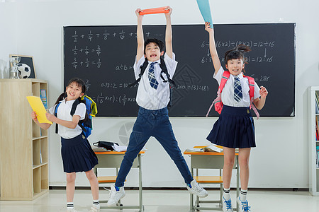 快乐的小学生在教室里欢呼跳跃图片