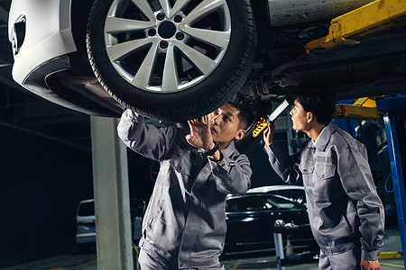 保障服务专业的汽车修理人员作业背景