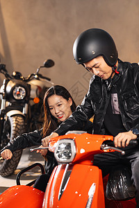 青年伴侣试驾摩托车图片