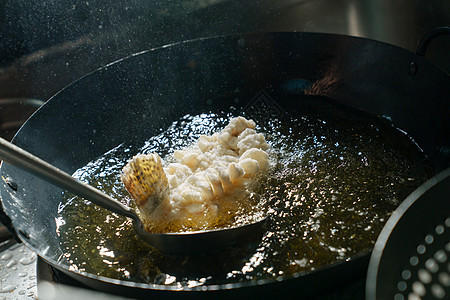 烹饪菜肴热油炸鱼图片