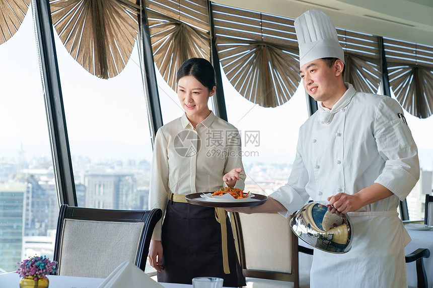 空中餐厅厨师服务员上菜并介绍图片