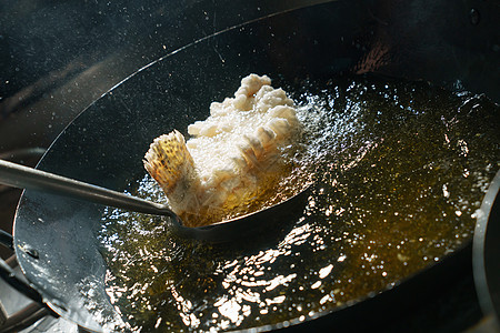 烹饪菜肴热油炸鱼图片