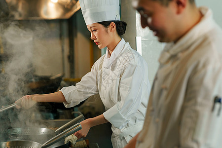 厨师炒菜后厨内的专业厨师团队烹饪美味佳肴背景