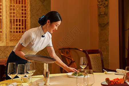 热情的酒店服务员上菜背景图片