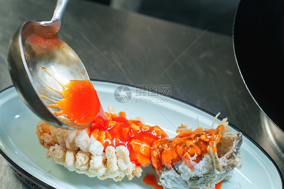 番茄酱浇在鱼身图片