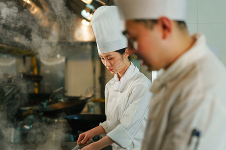 后厨内的专业厨师团队烹饪美味佳肴图片