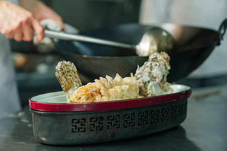 厨师炒菜烹饪菜肴热油炸鱼背景