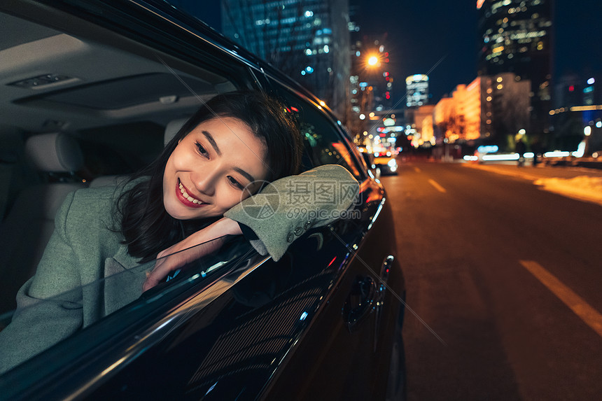 车内的青年商务女人图片