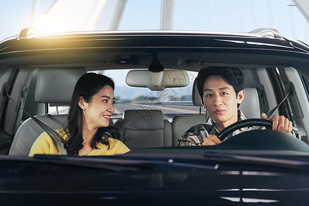 司机视角幸福伴侣驾驶汽车出行背景