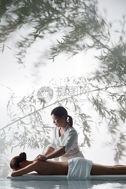 年轻女人做spa图片