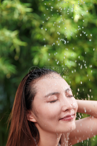 年轻女人沐浴图片