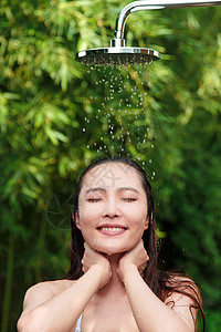 年轻女人沐浴图片