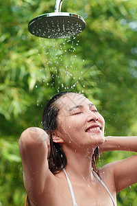 年轻女人沐浴图片