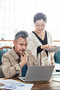 中老年夫妇在家使用笔记本电脑图片