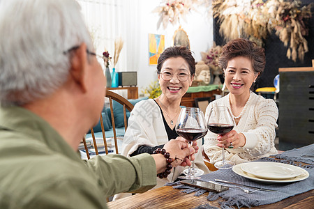 聚会上快乐的老年人闲聊干杯图片