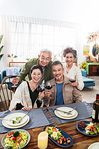 快乐的中老年人聚餐举杯图片