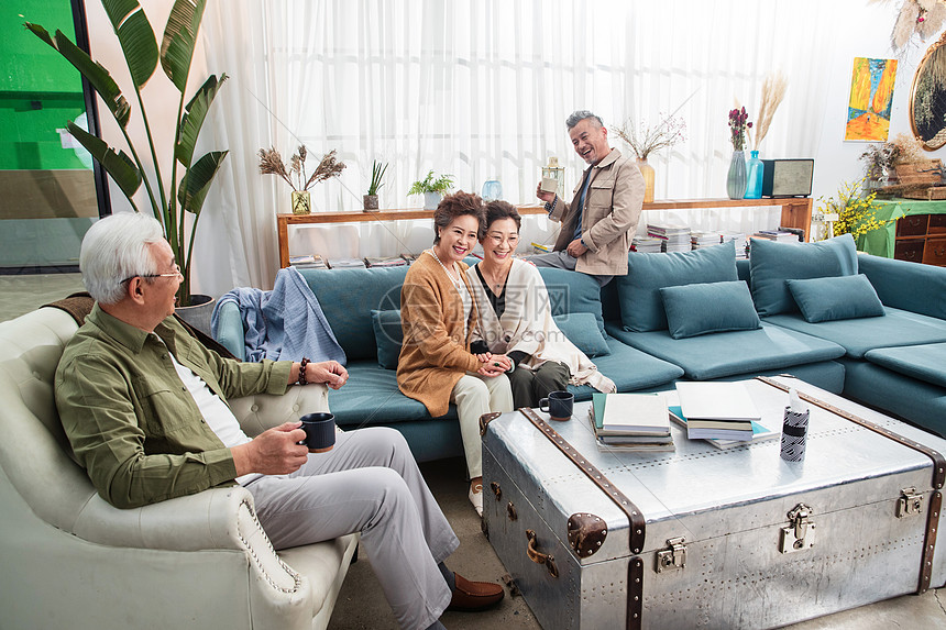 快乐的老年人坐在客厅喝茶聊天图片
