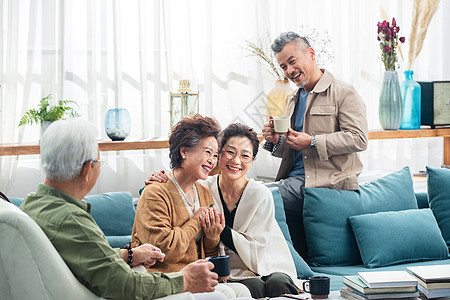 快乐的老年人们在客厅喝茶聊天图片
