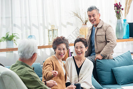幸福的中老年人们在室内喝茶聊天图片