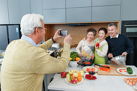 做饭的中老年人照相高清图片