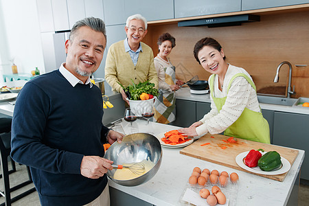 中老年人在厨房做饭高清图片